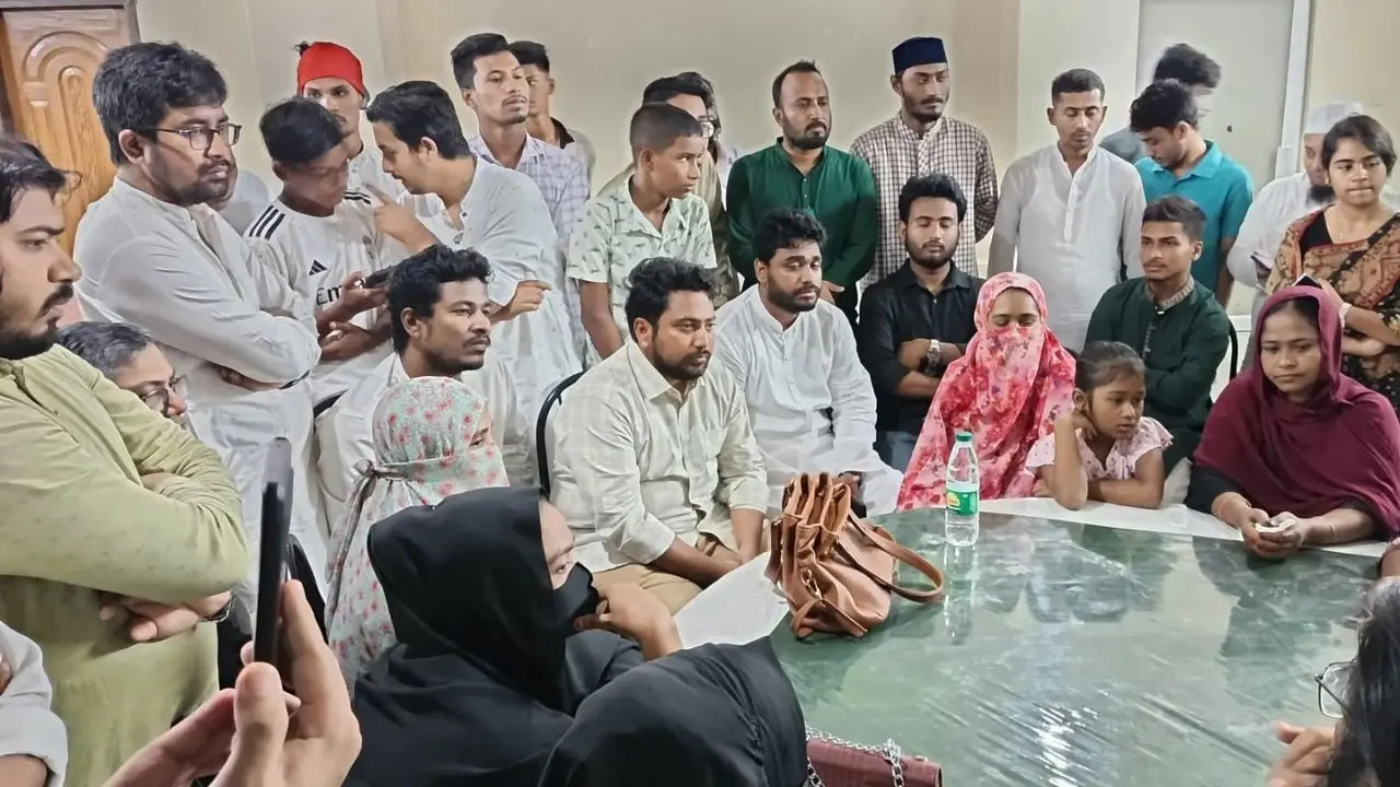 শহীদ পরিবারের সম্মান প্রতিষ্ঠায় সংগ্রাম করছি : নাহিদ ইসলাম