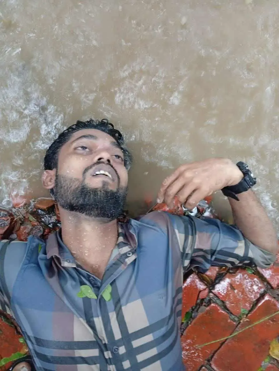 কর্ণফুলীতে রাস্তায় মিলল অজ্ঞাত যুবকের লাশ