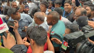 সরকারের আশ্বাসে সন্তুষ্ট নয় শিক্ষার্থীরা, অবরুদ্ধ দুই উপদেষ্টা