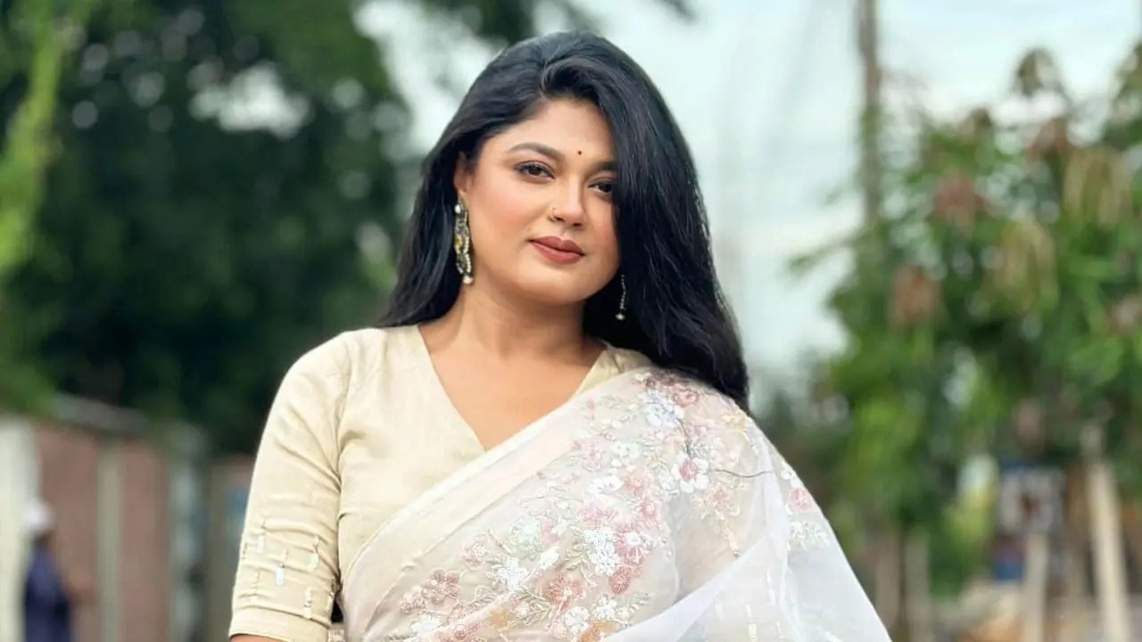 মুখ ঢেকে বাজারে গিয়ে বলি, ‘এটার দাম কত’
